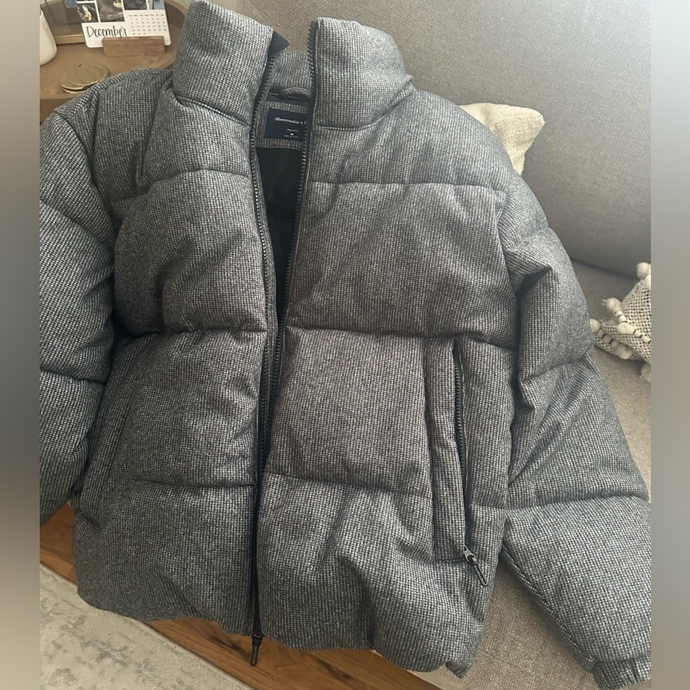 Abercrombie & Fitch men’s relaxed bomber/puffer jacket size medium - Never worn!